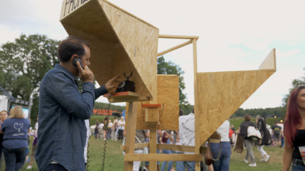 Cabine téléphonique au festival de Woodstock 50 à La Chaux en Suisse