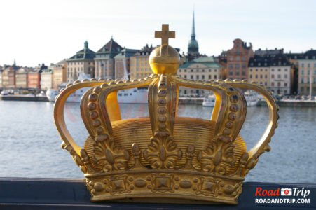 Le pont Skeppsholm et ses couronnes dorées
