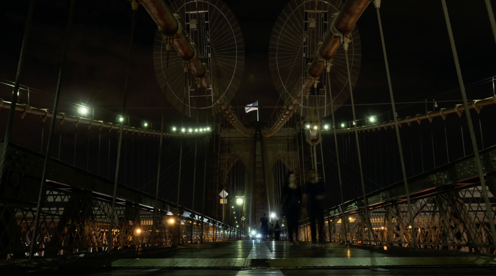 Le pont de Brooklyn de nuit pour les piétons