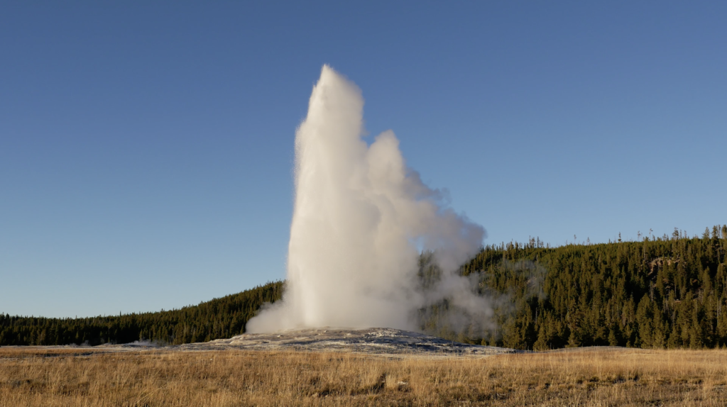 Old Faithful geyser au Parc National de Yellowstone