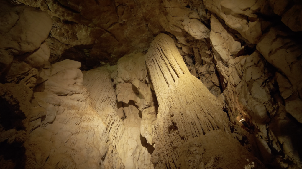 Stalactites et stalagmites aux Grottes de Vallorbe